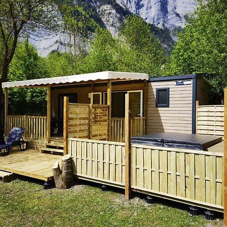 Отель Camping Le Colporteur Ле-Бур-д'Уазан Экстерьер фото