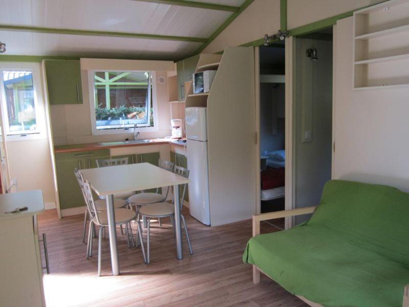 Отель Camping Le Colporteur Ле-Бур-д'Уазан Экстерьер фото