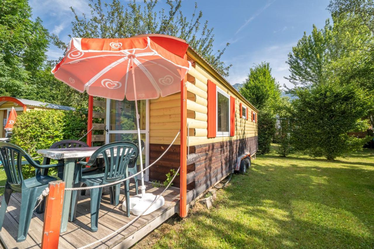 Отель Camping Le Colporteur Ле-Бур-д'Уазан Экстерьер фото
