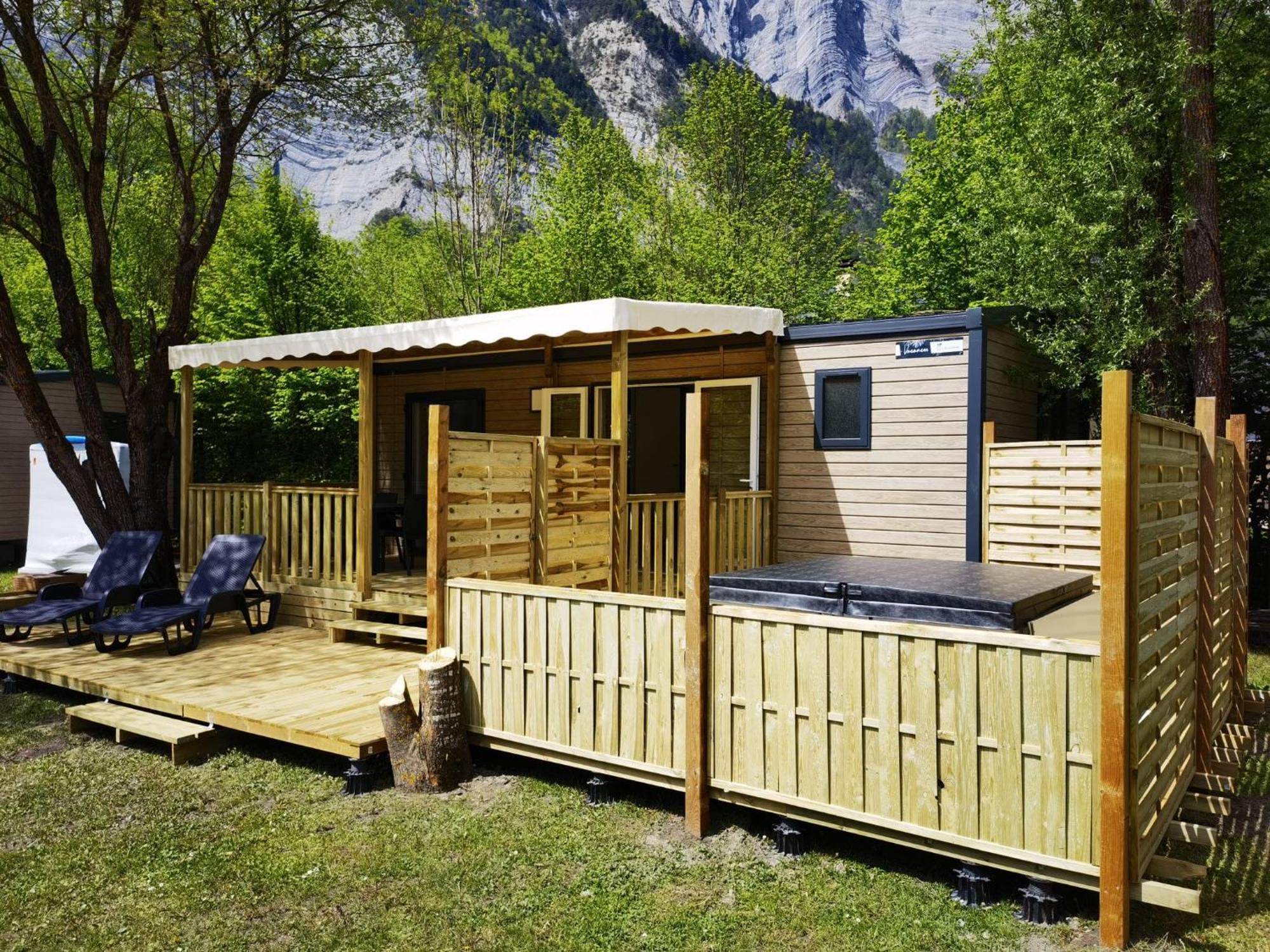 Отель Camping Le Colporteur Ле-Бур-д'Уазан Экстерьер фото