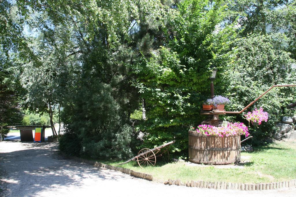 Отель Camping Le Colporteur Ле-Бур-д'Уазан Экстерьер фото