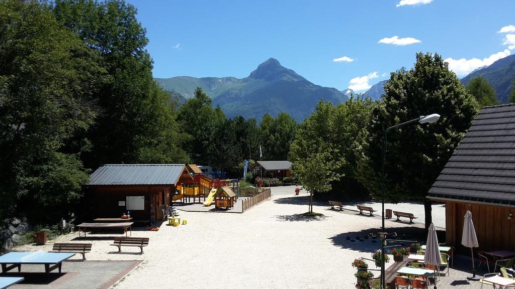 Отель Camping Le Colporteur Ле-Бур-д'Уазан Экстерьер фото