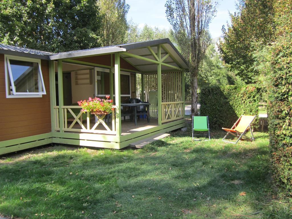 Отель Camping Le Colporteur Ле-Бур-д'Уазан Экстерьер фото