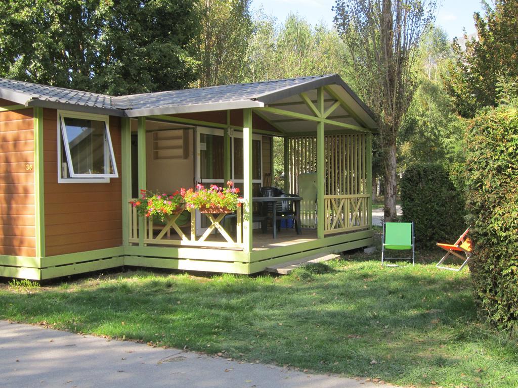 Отель Camping Le Colporteur Ле-Бур-д'Уазан Экстерьер фото