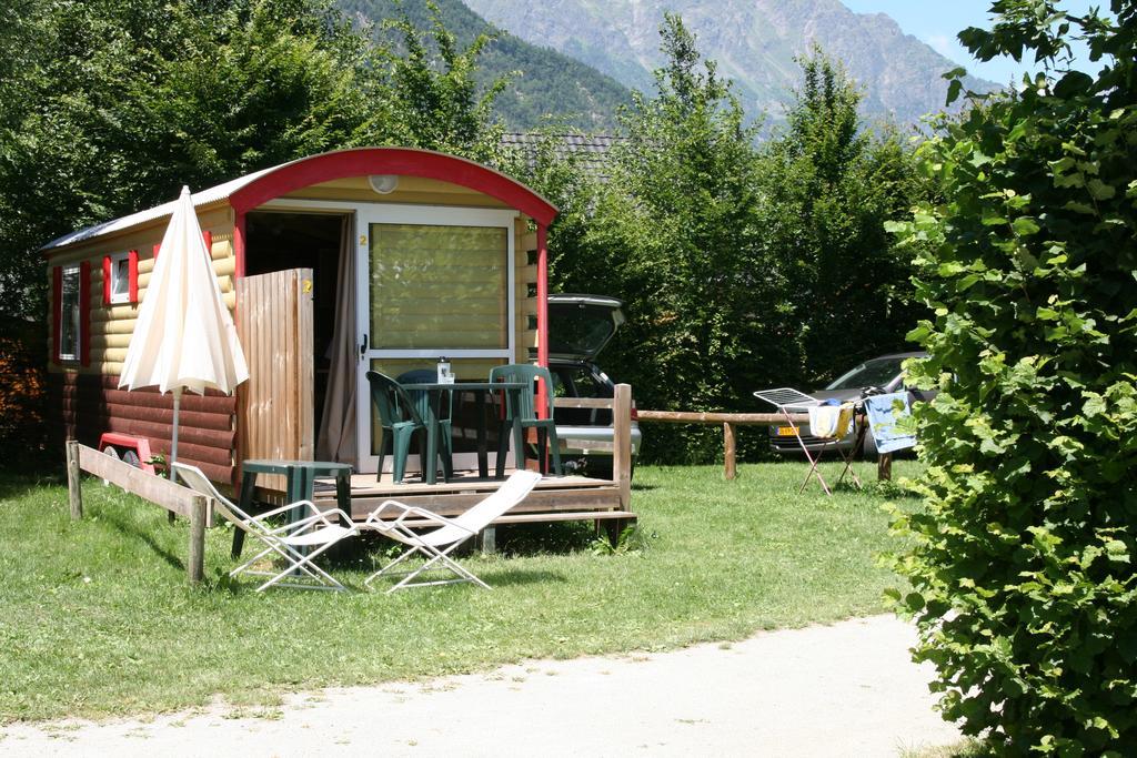 Отель Camping Le Colporteur Ле-Бур-д'Уазан Экстерьер фото