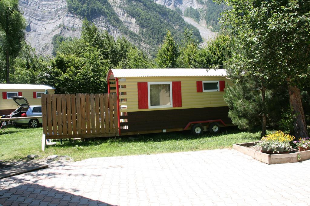 Отель Camping Le Colporteur Ле-Бур-д'Уазан Экстерьер фото